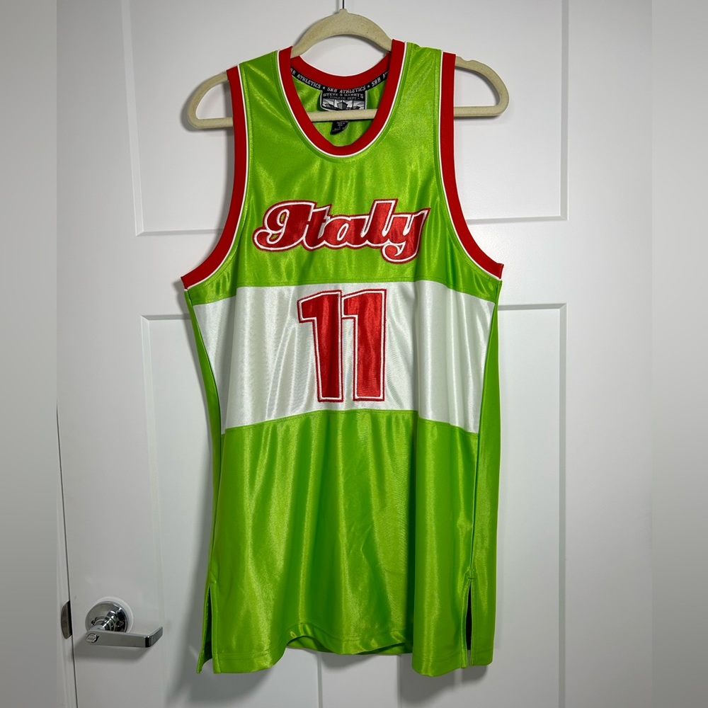 Men’s Medium/Large Italy Basketball Jersey, Men’s small, size runs much bigger